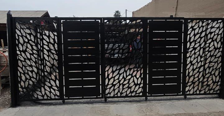 Portón residencial con paneles CNC