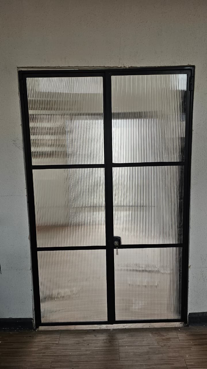 Puerta doble con vidrio acanalado