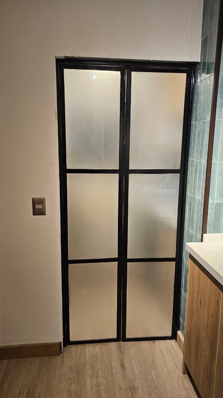 Puerta doble con vidrio empavonado